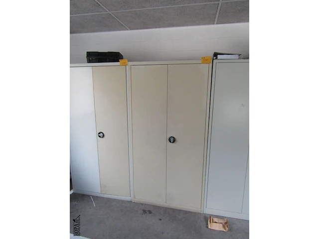 Lot 538 - metalen archiefkast - afbeelding 1 van  2
