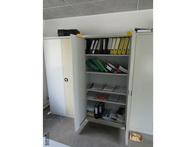 Lot 538 - metalen archiefkast - afbeelding 2 van  2