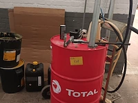 Lot 538 - mobiele oliepomp met olievat - afbeelding 1 van  5