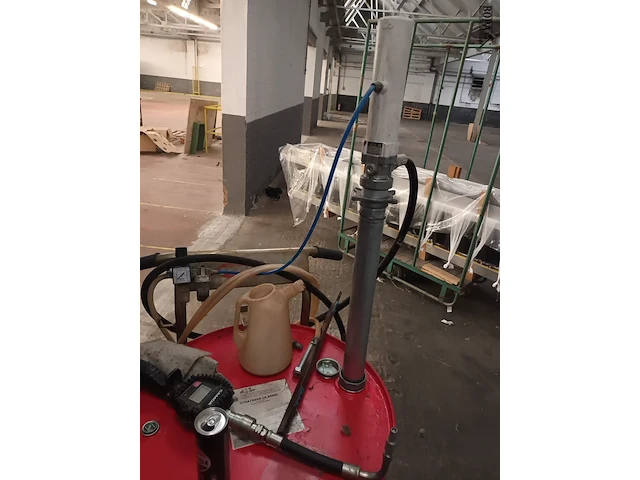 Lot 538 - mobiele oliepomp met olievat - afbeelding 3 van  5