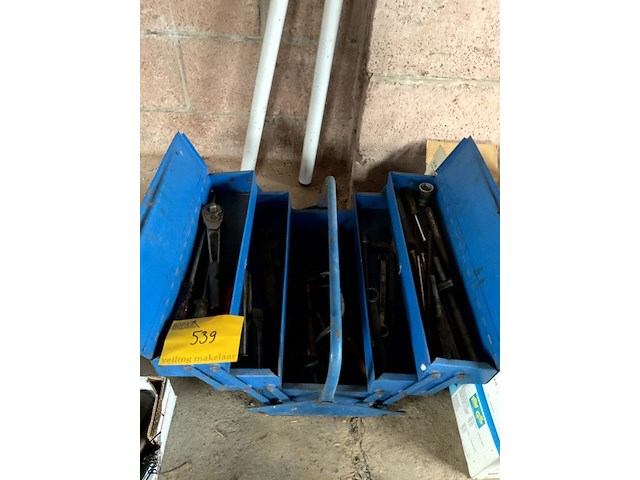 Lot 539 - blauwe werkbak met inhoud - afbeelding 1 van  3