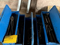Lot 539 - blauwe werkbak met inhoud - afbeelding 1 van  3