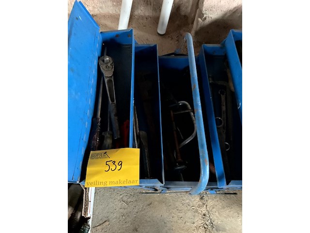 Lot 539 - blauwe werkbak met inhoud - afbeelding 2 van  3