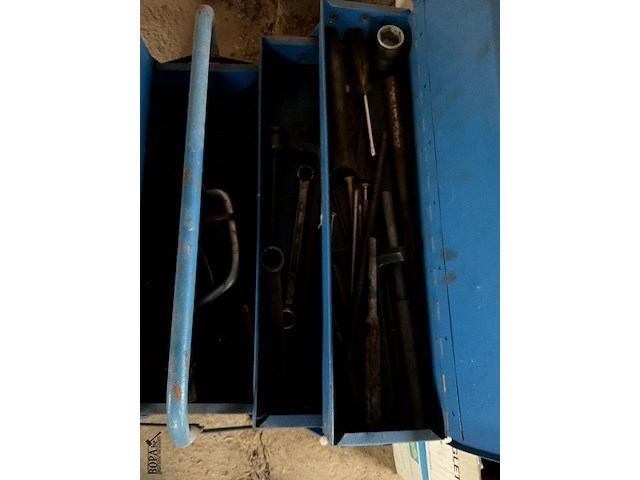 Lot 539 - blauwe werkbak met inhoud - afbeelding 3 van  3