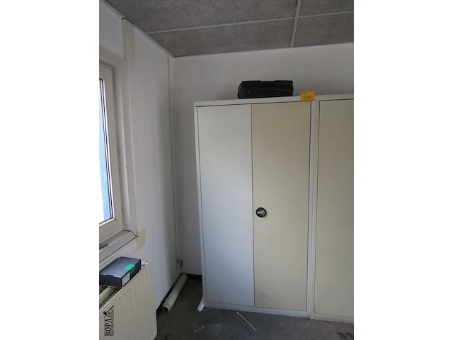 Lot 539 - metalen archiefkast - afbeelding 1 van  2