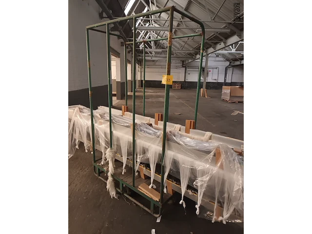 Lot 539 - metalen transportkar met inhoud - afbeelding 1 van  5