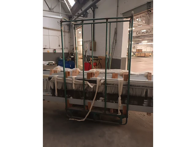 Lot 539 - metalen transportkar met inhoud - afbeelding 3 van  5
