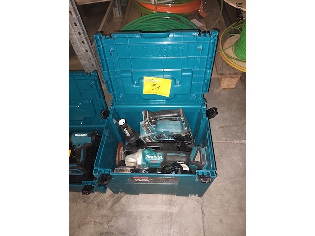 Lot 54 - boormachine en haakse slijper makita - afbeelding 1 van  3