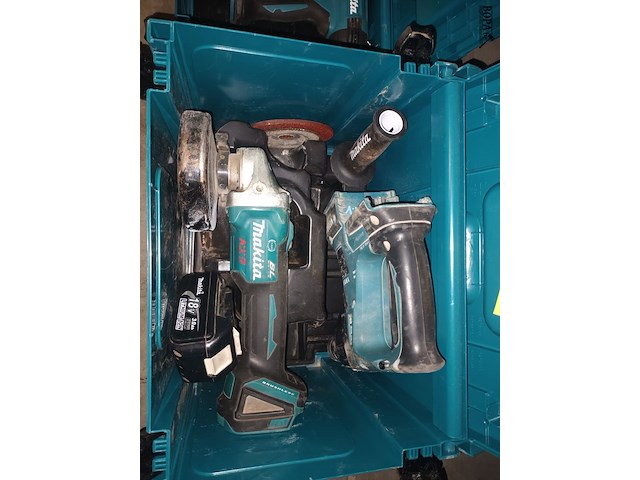 Lot 54 - boormachine en haakse slijper makita - afbeelding 2 van  3