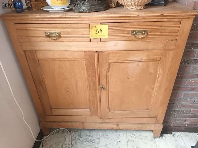Lot 54 - houten lage kast - afbeelding 1 van  3