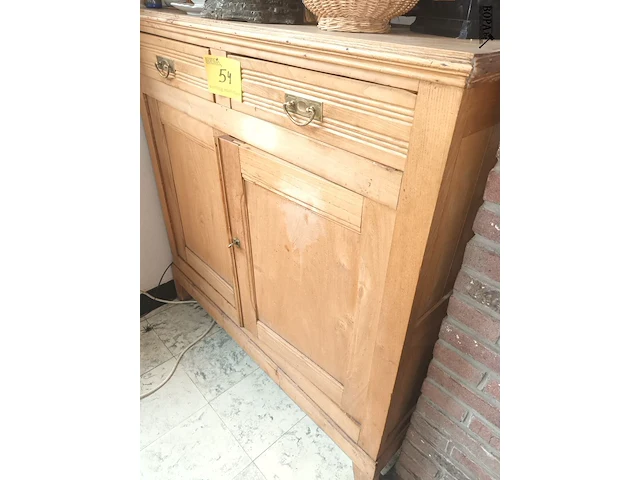 Lot 54 - houten lage kast - afbeelding 2 van  3