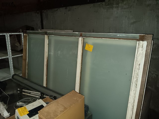 Lot 54 - houten ramen. 3 stuks - afbeelding 1 van  2