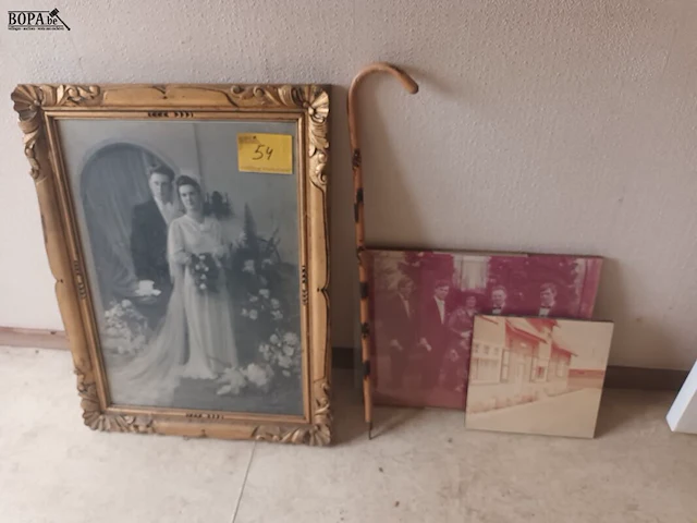 Lot 54 - kaders en wandelstok. 4 stuks - afbeelding 1 van  3