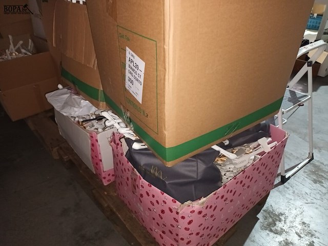 Lot 54 - kleerhangers - afbeelding 3 van  3