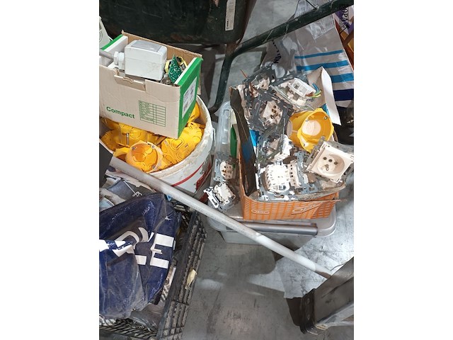 Lot 54 - materiaal voor elektrische installaties - afbeelding 2 van  5