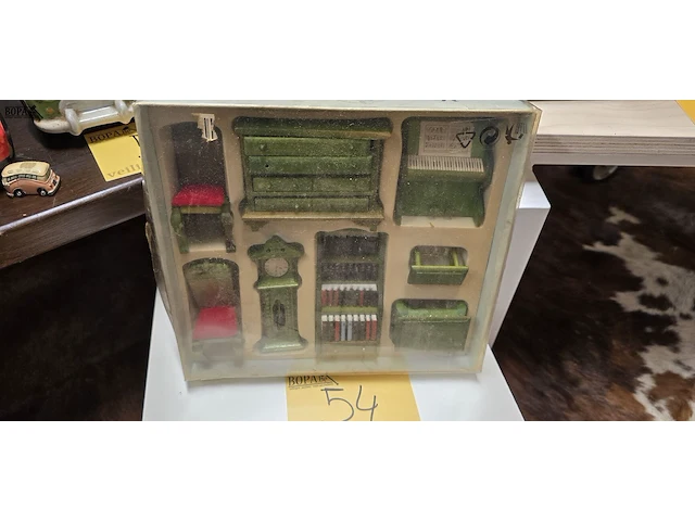 Lot 54 - miniatuur meubel setje voor poppenhuis - afbeelding 1 van  4