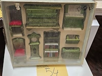 Lot 54 - miniatuur meubel setje voor poppenhuis - afbeelding 1 van  4