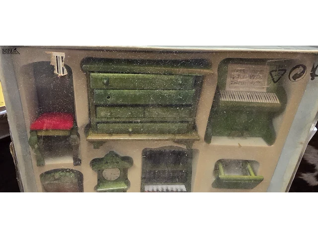 Lot 54 - miniatuur meubel setje voor poppenhuis - afbeelding 2 van  4
