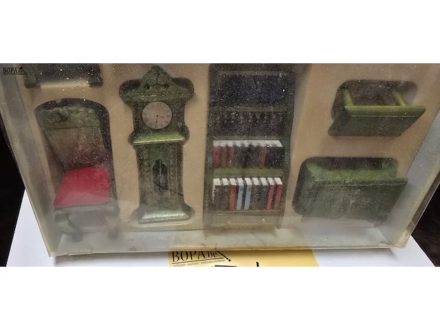 Lot 54 - miniatuur meubel setje voor poppenhuis - afbeelding 3 van  4