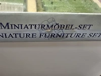 Lot 54 - miniatuur meubel setje voor poppenhuis - afbeelding 4 van  4