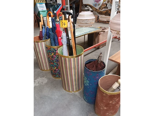 Lot 54 - paraplubakken met inhoud - afbeelding 1 van  5