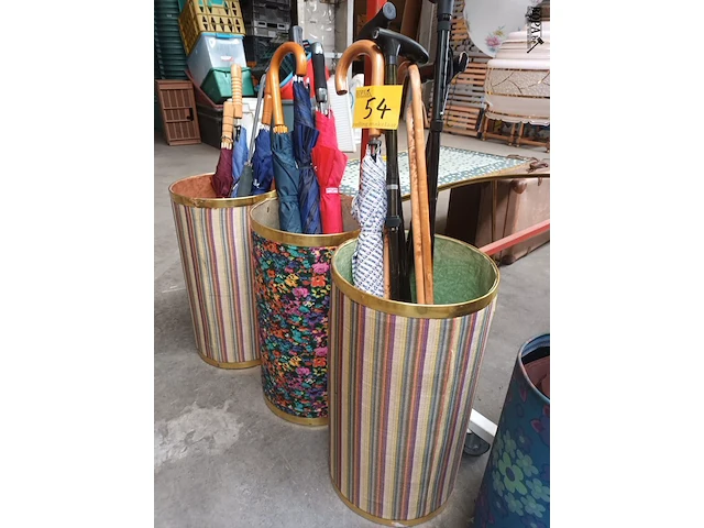 Lot 54 - paraplubakken met inhoud - afbeelding 2 van  5