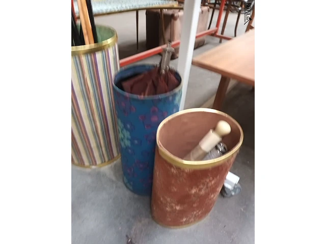 Lot 54 - paraplubakken met inhoud - afbeelding 3 van  5