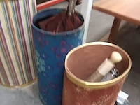 Lot 54 - paraplubakken met inhoud - afbeelding 3 van  5