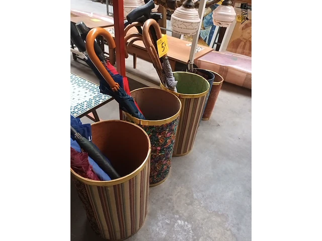 Lot 54 - paraplubakken met inhoud - afbeelding 5 van  5