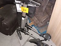 Lot 54 - rollator en stoelfiets - afbeelding 1 van  3