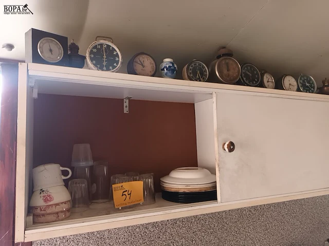 Lot 54 - wekkers en huisraad. inhoud keukenkasten - afbeelding 1 van  7