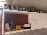 Lot 54 - wekkers en huisraad. inhoud keukenkasten - afbeelding 1 van  7