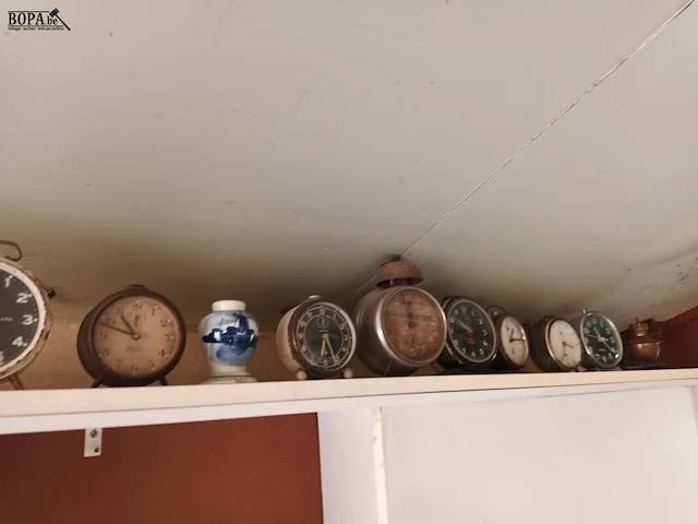 Lot 54 - wekkers en huisraad. inhoud keukenkasten - afbeelding 2 van  7