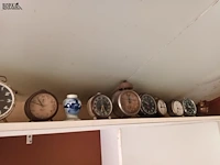 Lot 54 - wekkers en huisraad. inhoud keukenkasten - afbeelding 2 van  7