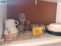 Lot 54 - wekkers en huisraad. inhoud keukenkasten - afbeelding 3 van  7