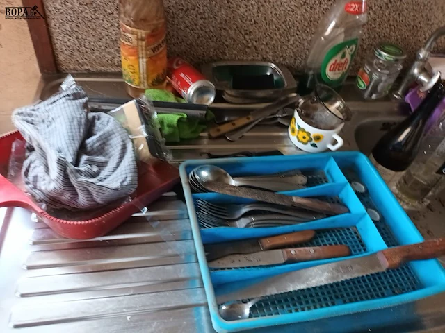 Lot 54 - wekkers en huisraad. inhoud keukenkasten - afbeelding 4 van  7