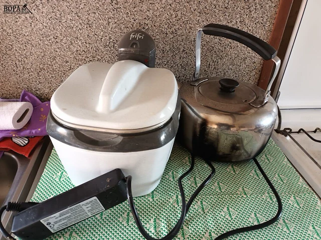 Lot 54 - wekkers en huisraad. inhoud keukenkasten - afbeelding 5 van  7