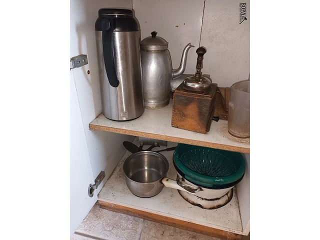 Lot 54 - wekkers en huisraad. inhoud keukenkasten - afbeelding 6 van  7