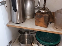 Lot 54 - wekkers en huisraad. inhoud keukenkasten - afbeelding 6 van  7