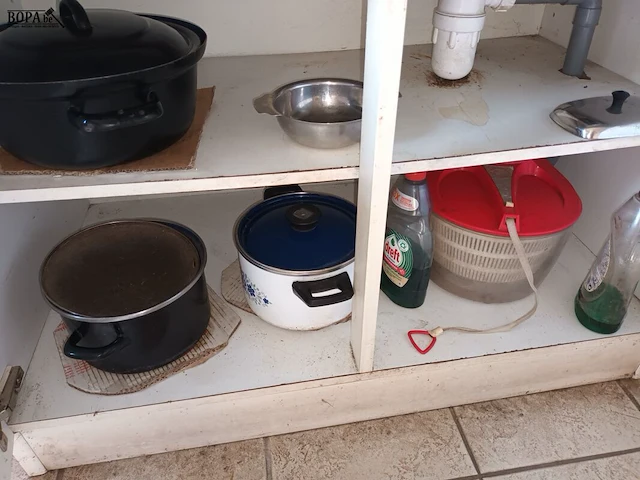 Lot 54 - wekkers en huisraad. inhoud keukenkasten - afbeelding 7 van  7