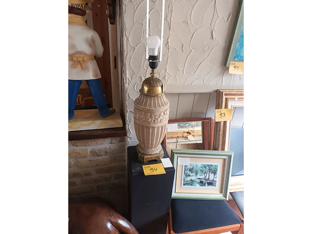 Lot 54 - zwarte zuil en lamp - afbeelding 1 van  5
