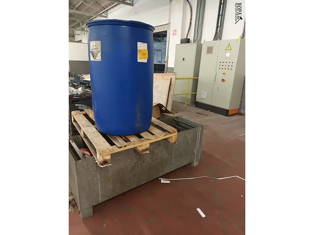 Lot 540 - lekbak, ton en pallet - afbeelding 1 van  4