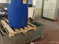 Lot 540 - lekbak, ton en pallet - afbeelding 1 van  4
