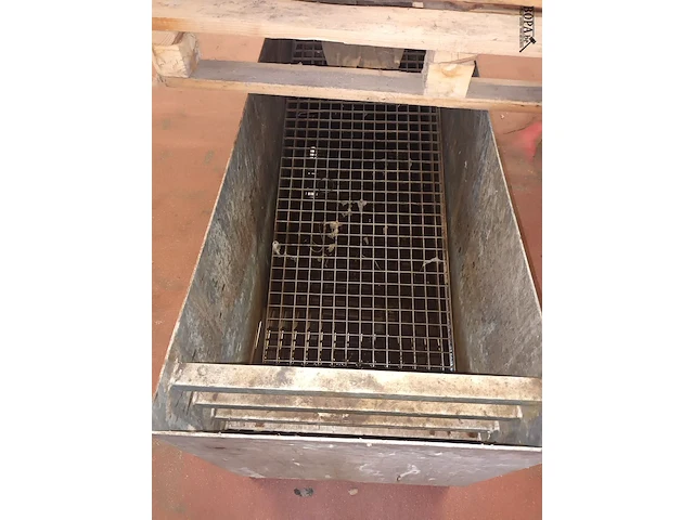 Lot 540 - lekbak, ton en pallet - afbeelding 3 van  4
