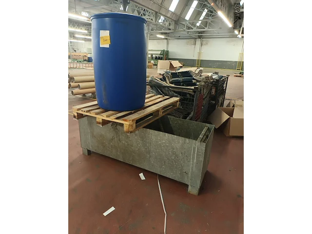 Lot 540 - lekbak, ton en pallet - afbeelding 4 van  4