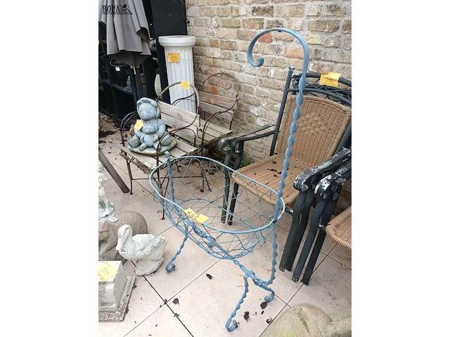 Lot 541 - antieke ijzeren wieg - afbeelding 1 van  4