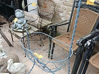 Lot 541 - antieke ijzeren wieg - afbeelding 1 van  4