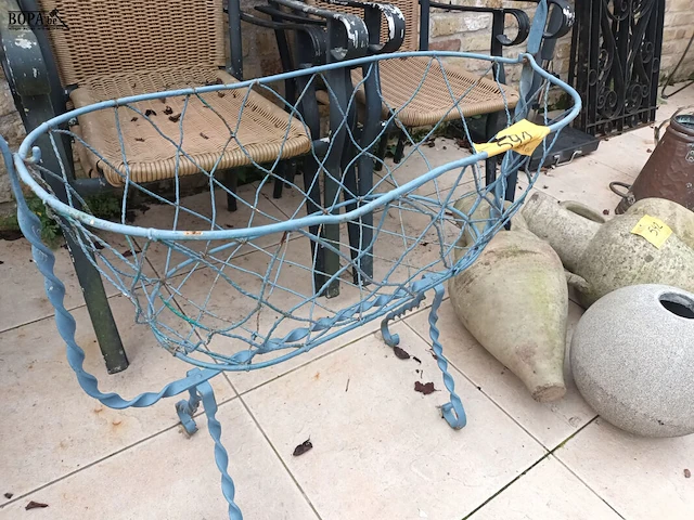 Lot 541 - antieke ijzeren wieg - afbeelding 3 van  4