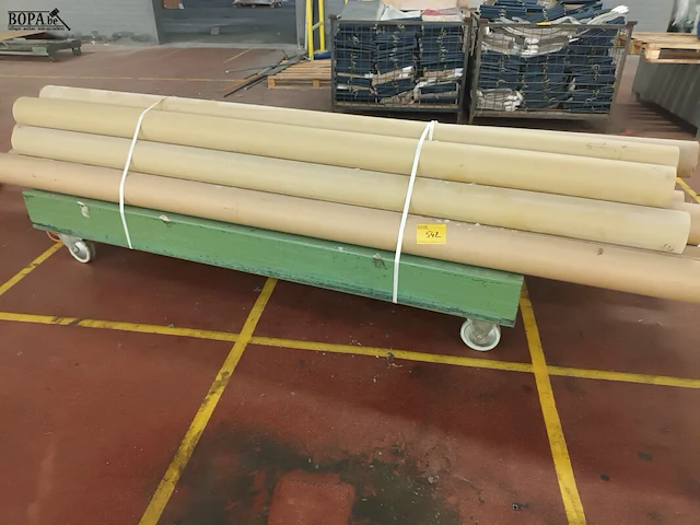 Lot 542 - lage transportkar met inhoud - afbeelding 1 van  4