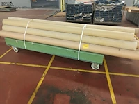 Lot 542 - lage transportkar met inhoud - afbeelding 1 van  4